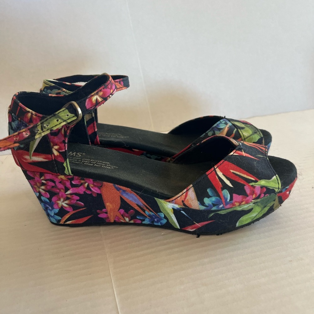 TOMS Women's Platform Wedges black Birds of Paradise Tropical size 7